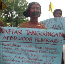 Kritisi APBD 2008, Mahasiswa Lamongan Plester Mulut